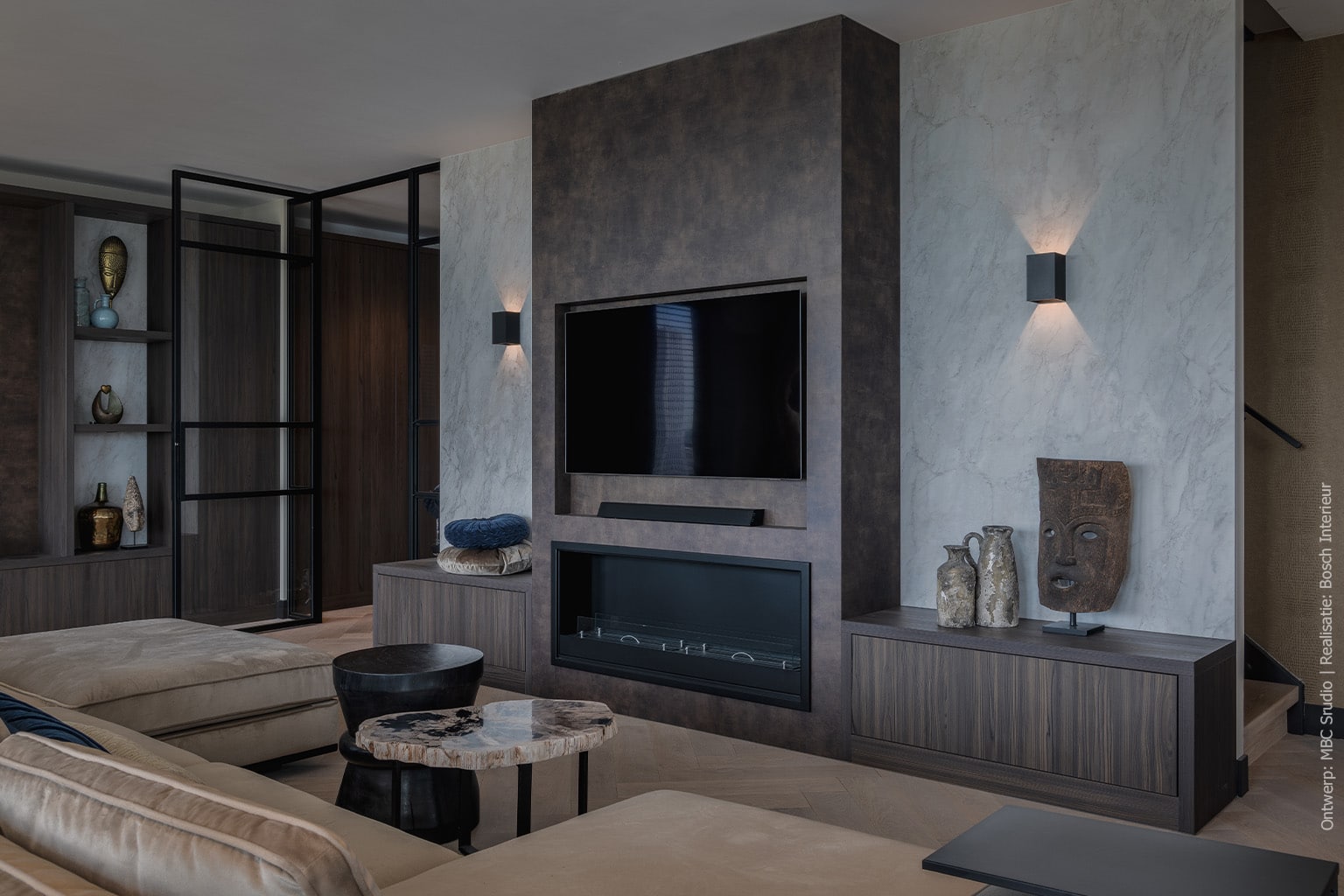 Donker televisiemeubel met houtlook uitgewerkt in de S133 Esperia van Cleaf 