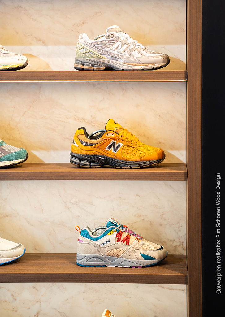 FB77 Talco: lichte marmerlook gebruikt als achterwand in schoenenkast winkel