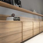 Render van een dressoir in de slaapkamer, uitgewerkt in de LR79 Sablé van Cleaf welke geïnspireerd is op gevlamd notenhout.