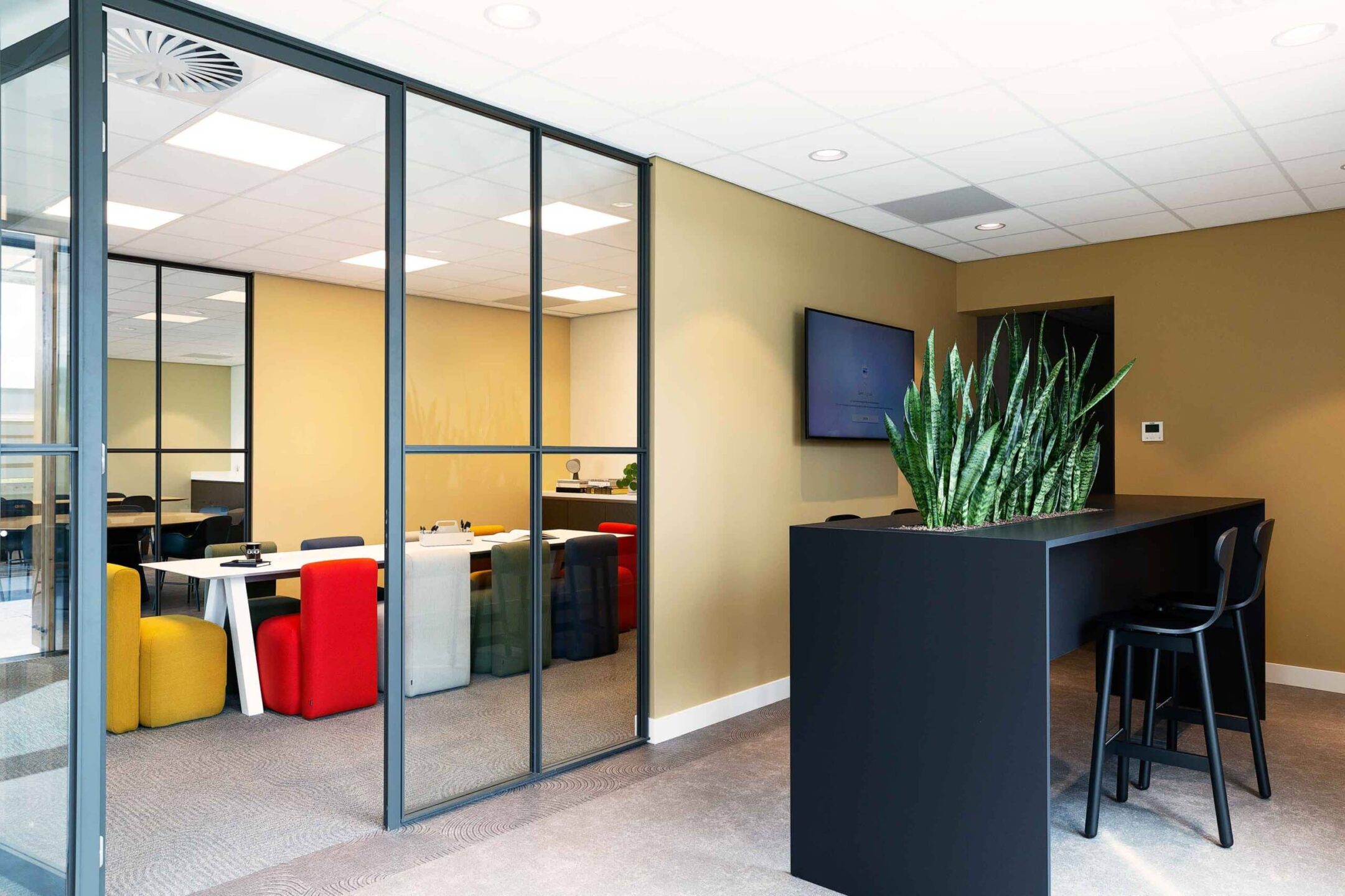 Kantoorinterieur gericht op verbinding