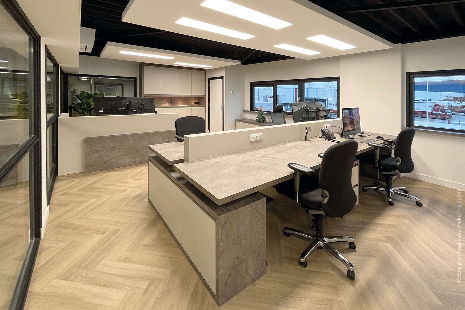 Bureaus met stoere uitstraling van grijs natuursteen