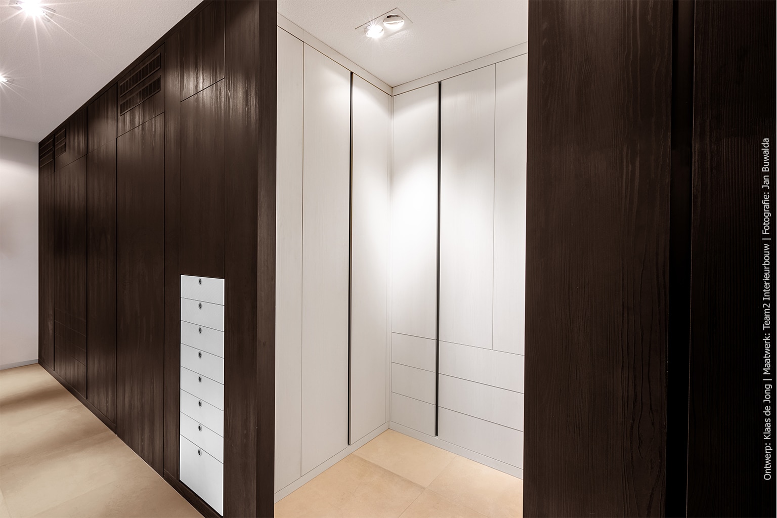 Kastenwand in zwart hout