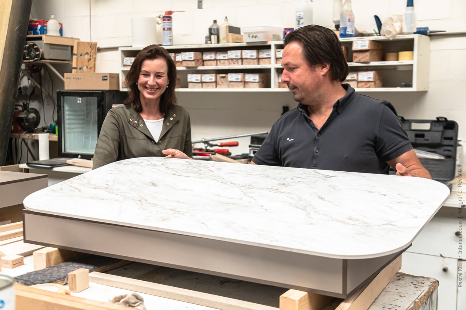 Juliëtte en Pascal in de werkplaats van Pascal Koster Interieurbouw