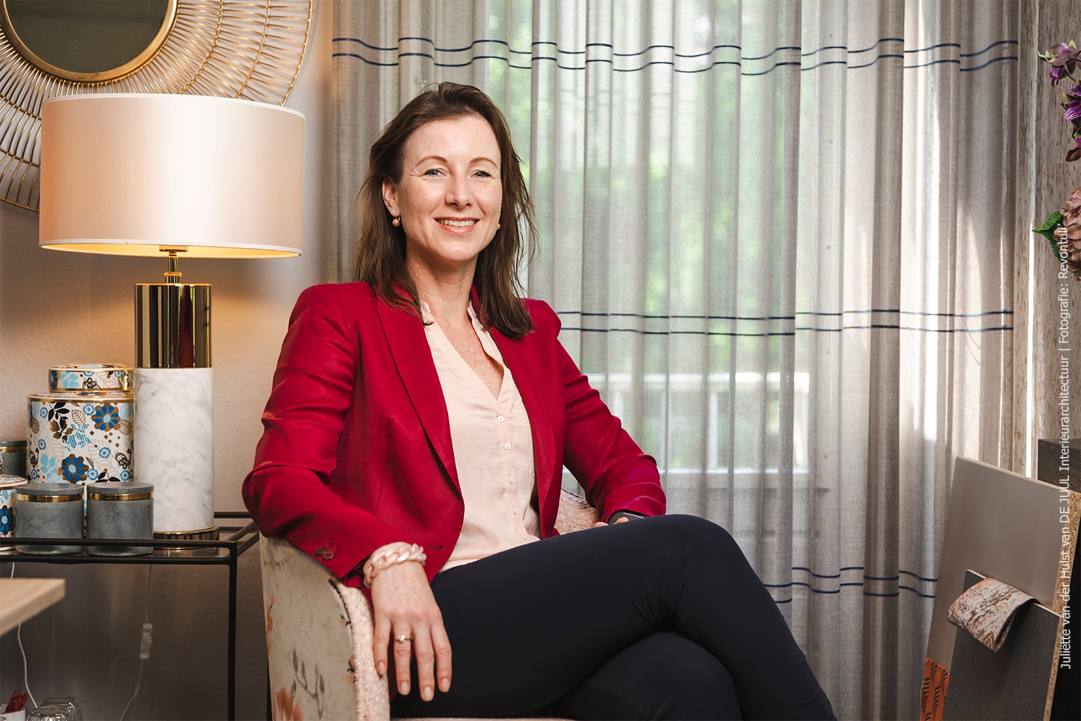 Juliëtte van der Hulst zittend met rood jasje en lamp