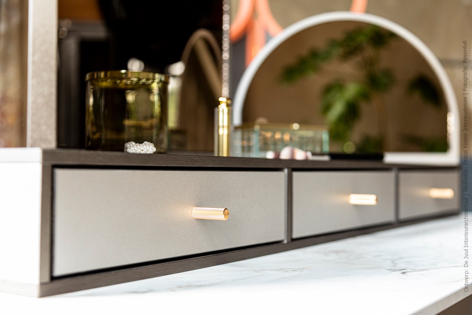 Laden uitgevoerd in Lacca met gouden knopjes