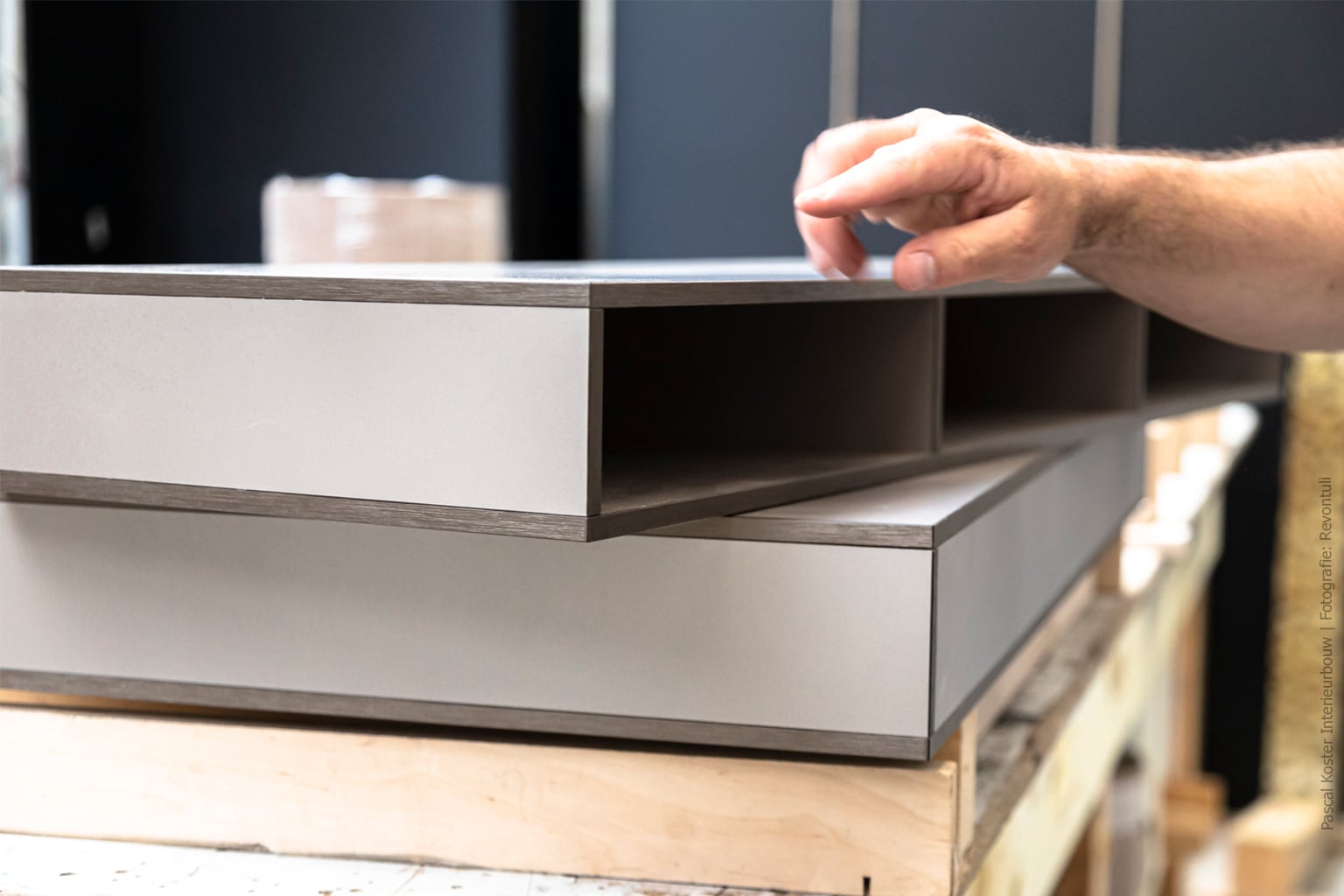 De lades zijn voorzien van contrasterend kantenband