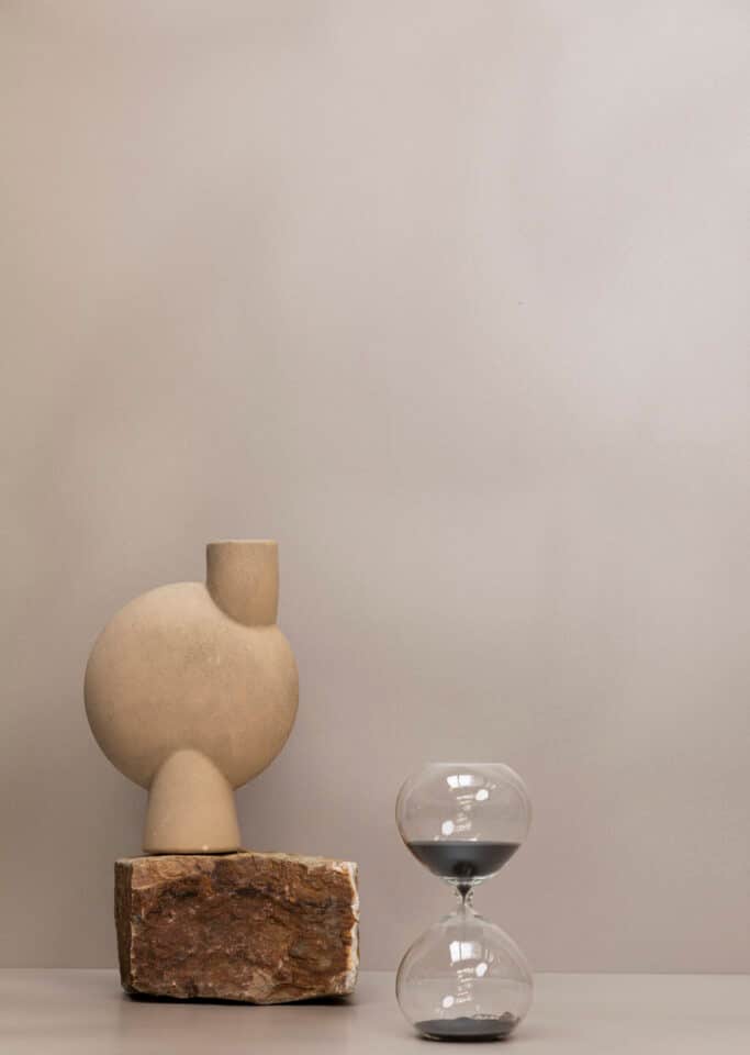 product Taupe decoratief plaatmateriaal sfeerbeeld met vaas, steen en zandloper