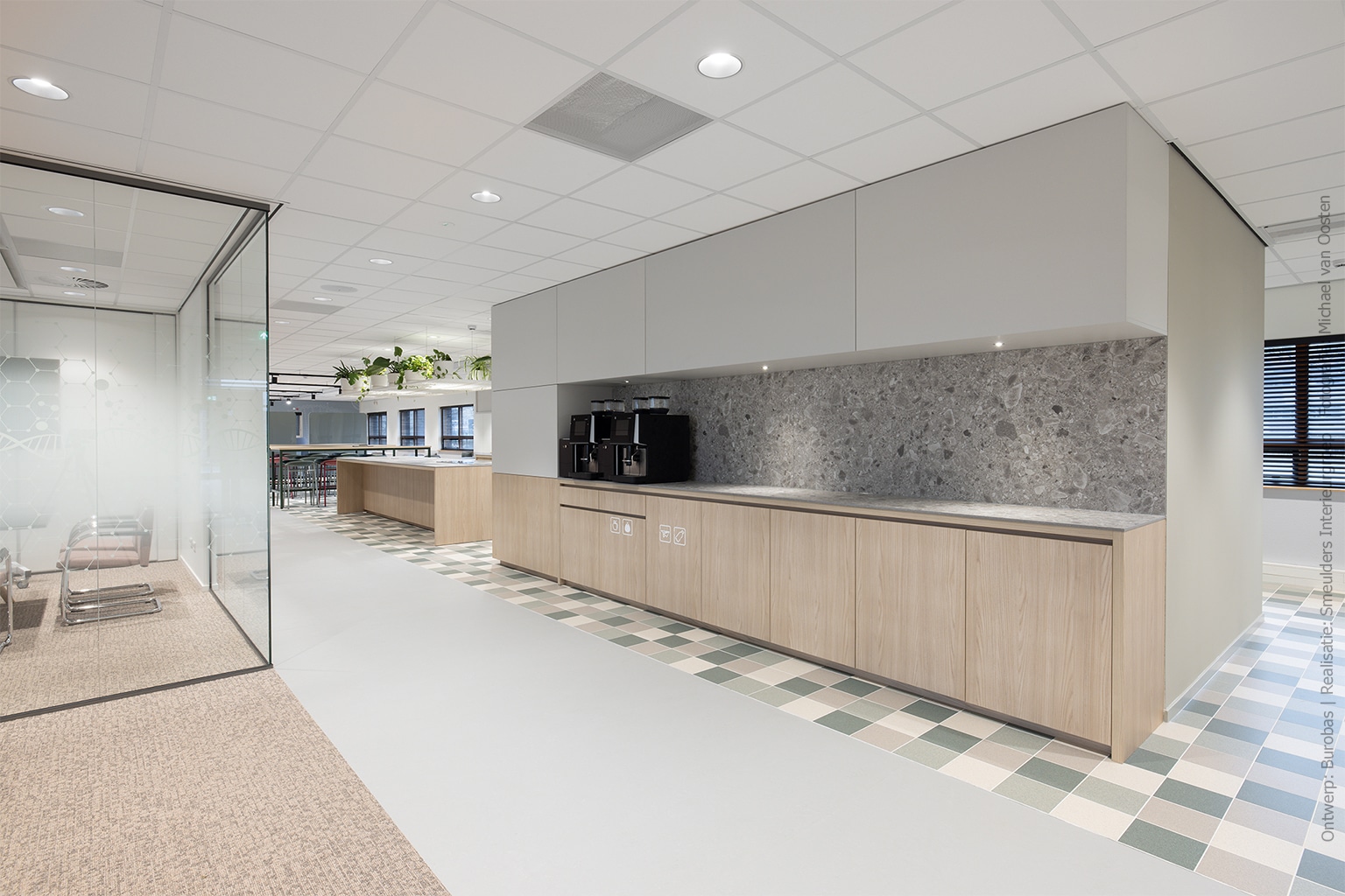 Pantry met terrazzolook en houtlook in S164 Fronda