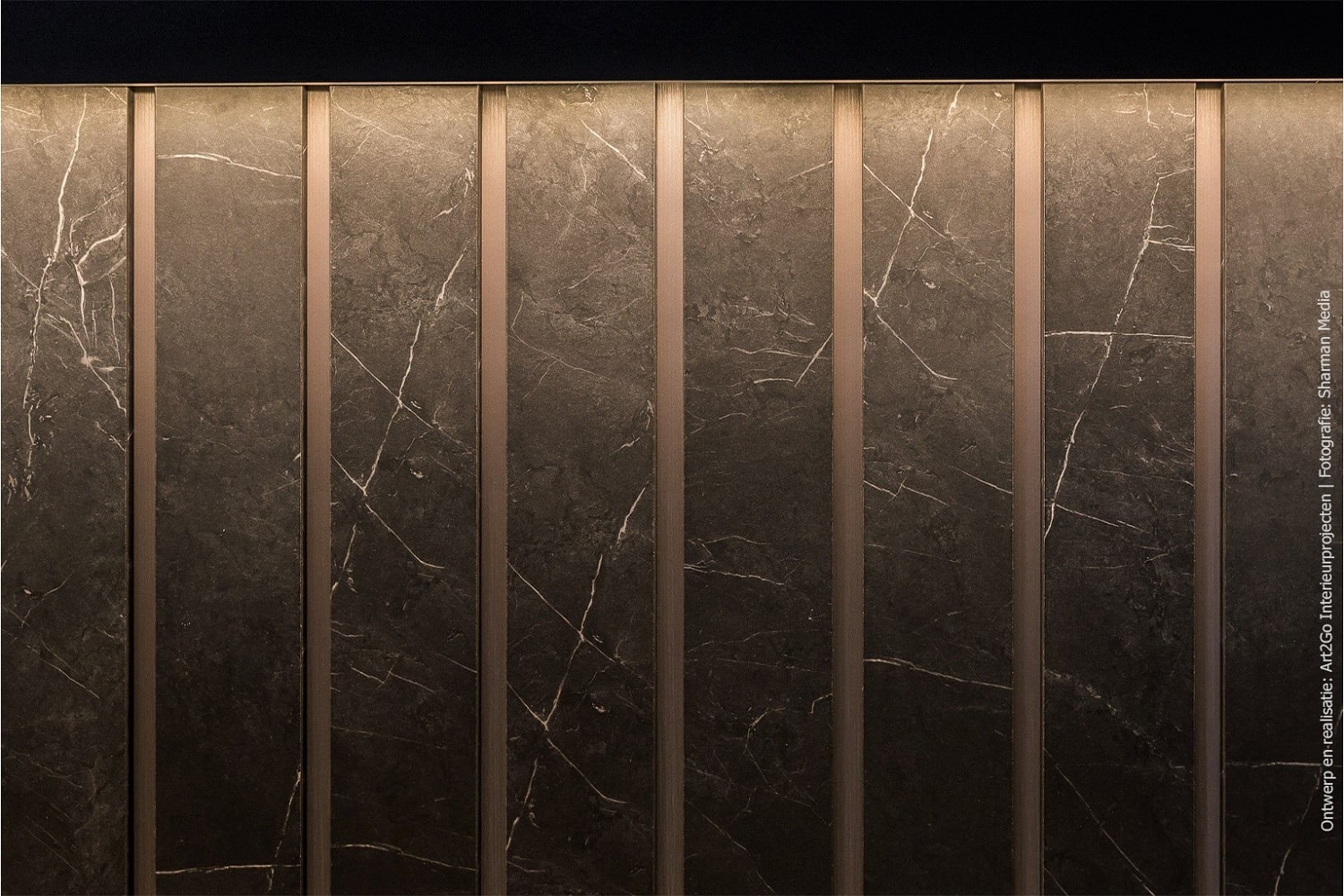 Zwart marmeren wandafwerking gemaakt van decoratief plaatmateriaal detail