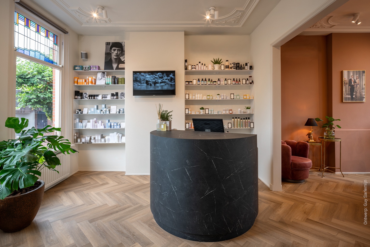 Stijlvolle balie met marmerlook in kapsalon