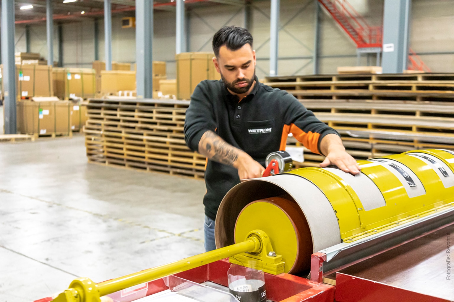 Magazijn van Wetron met man die HPL oprolt