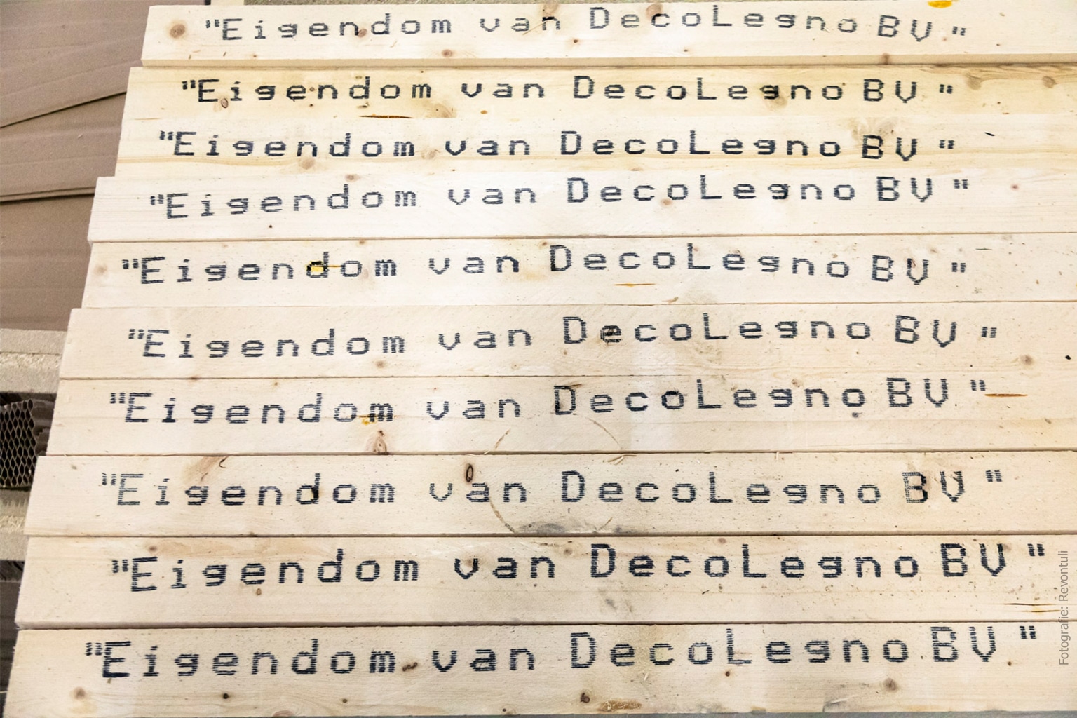 Magazijn van Wetron met vurenhouten strijken met DecoLegno erop