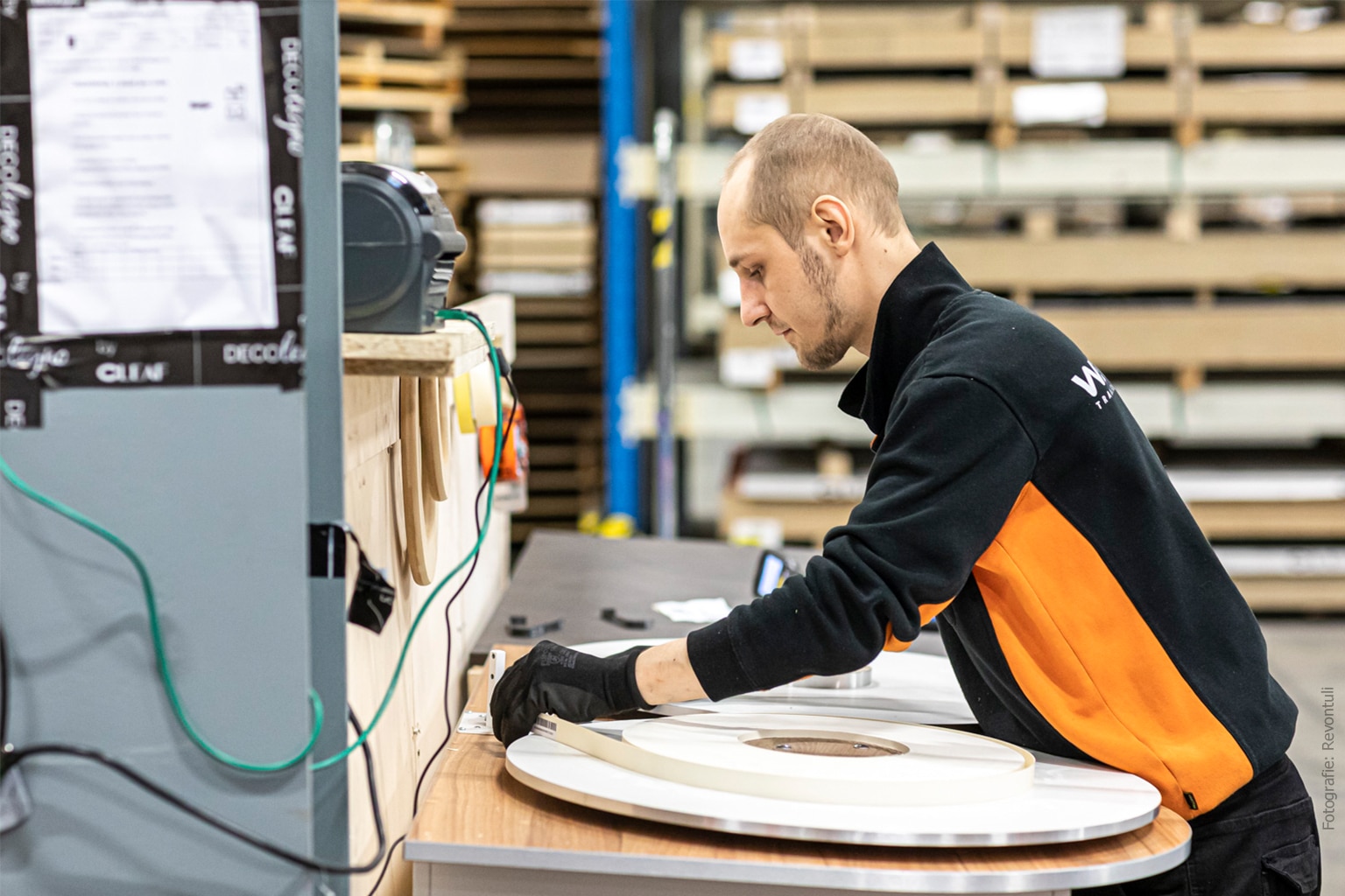 Magazijn van Wetron met man die ABS afrolt