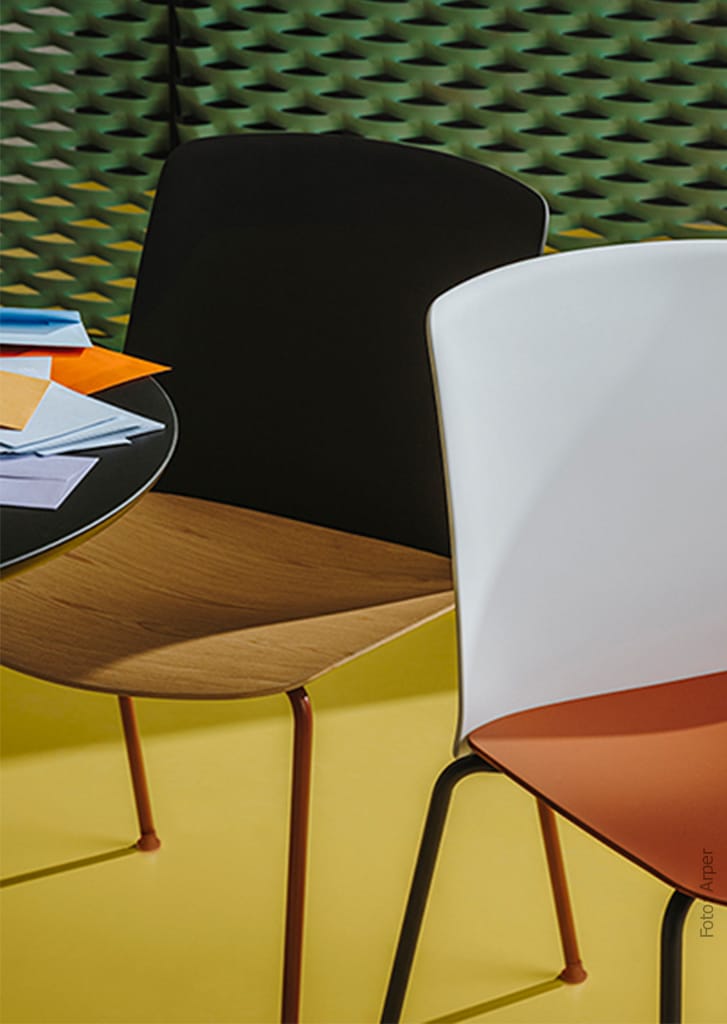 Stoelen in diverse kleuren met tafel