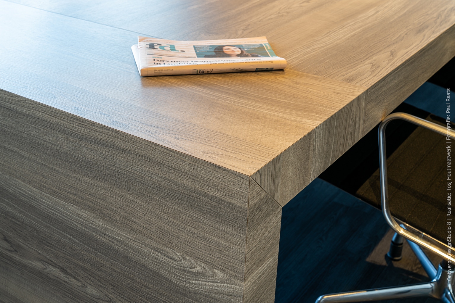 Houten tafel met krant in LR83 Sablé