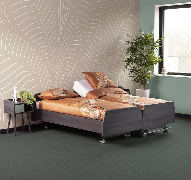 Zorgbed uitgevoerd in S158 Okobo met warme houtlook