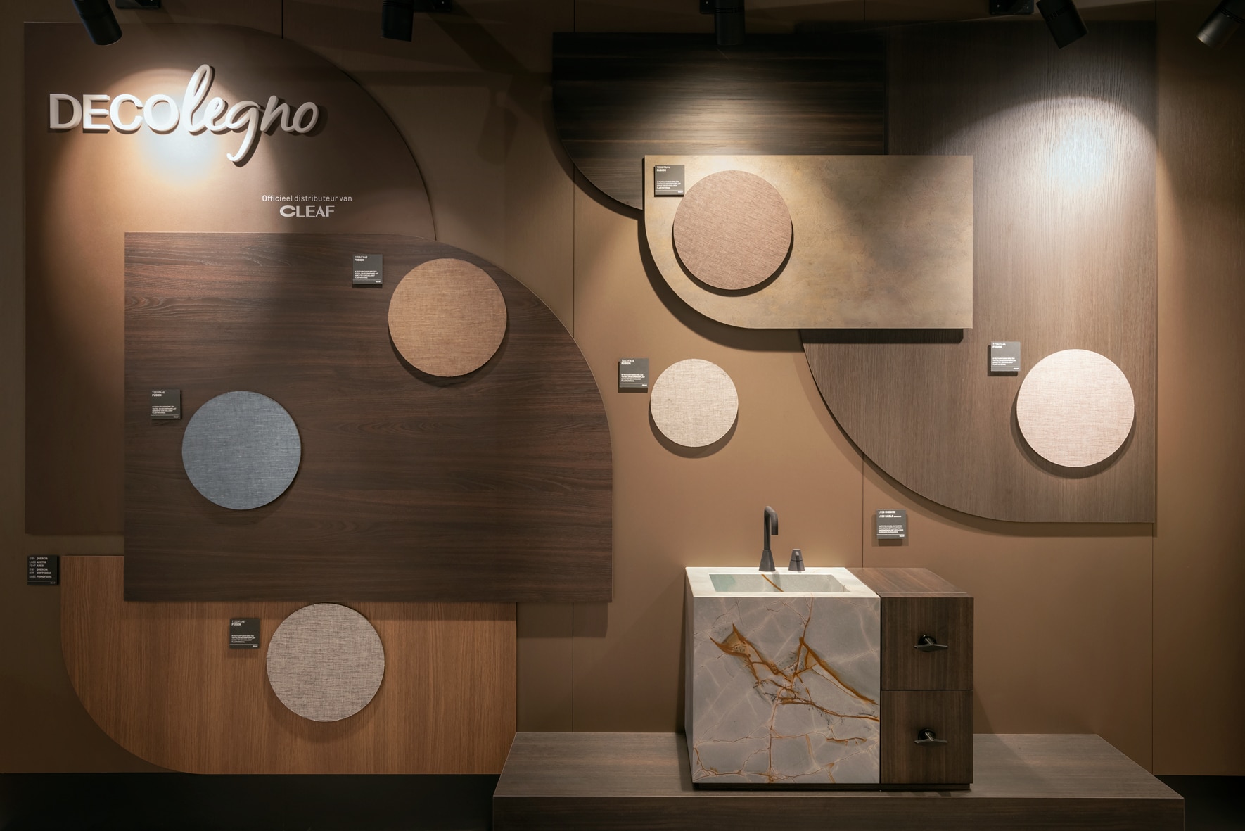 Wand met diverse vormen in decoratief plaatmateriaal op de beurs Design District