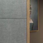 Render hoge kast in salon in decoratief plaatmateriaal decor T051 Fusion denim linnenstructuur