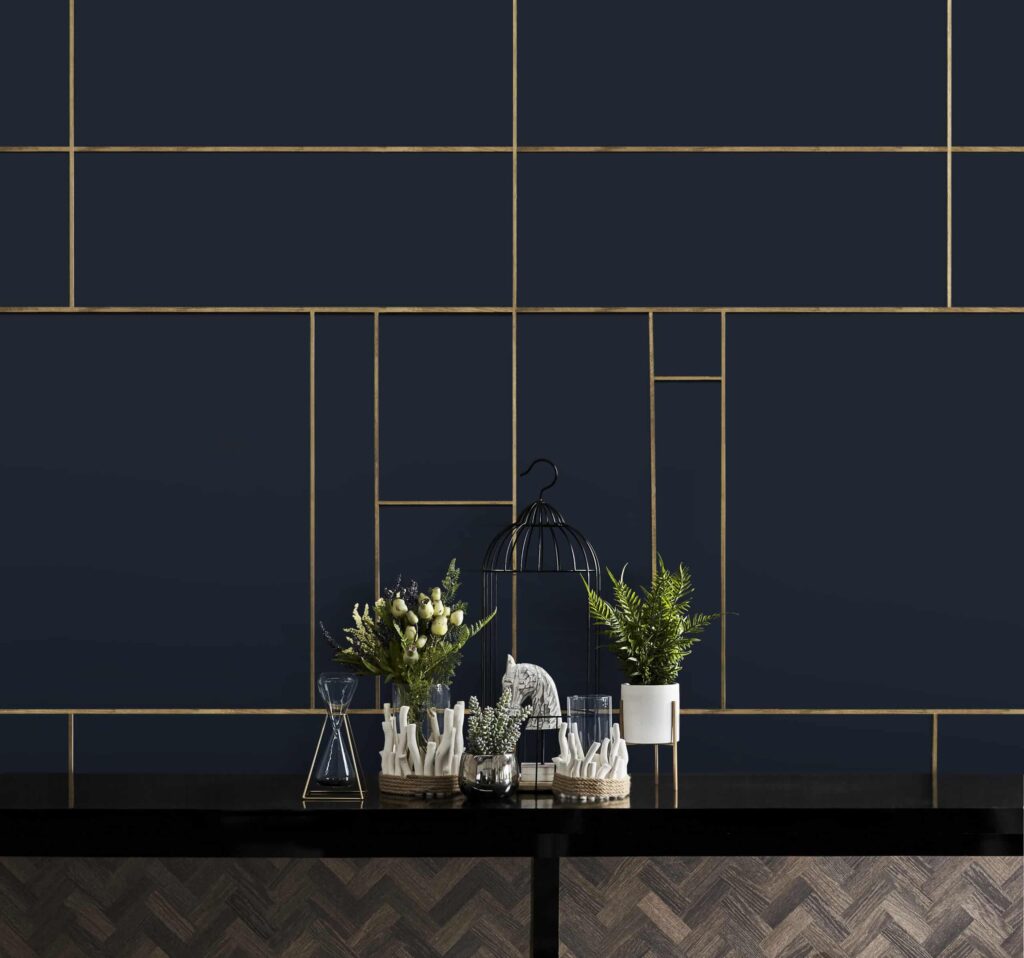 product Wand met donkerblauw plaatmateriaal en gouden accenten