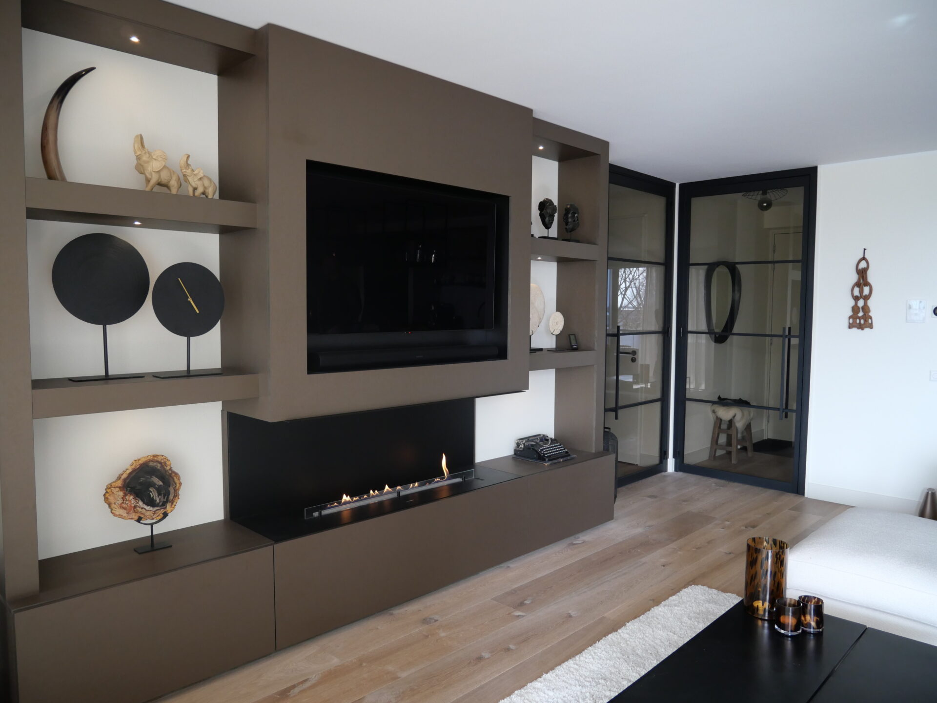 Wandafwerking met haardcenter uitgewerkt in de FA84 Reflex van Cleaf