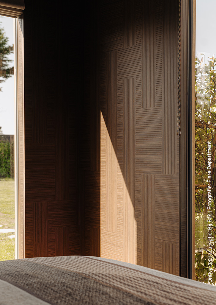 Wandafwerking bij raam uitgevoerd in het decoratieve plaatmateriaal S192 Jiometori van Cleaf, welke een geometrische compositie heeft, in tiny house