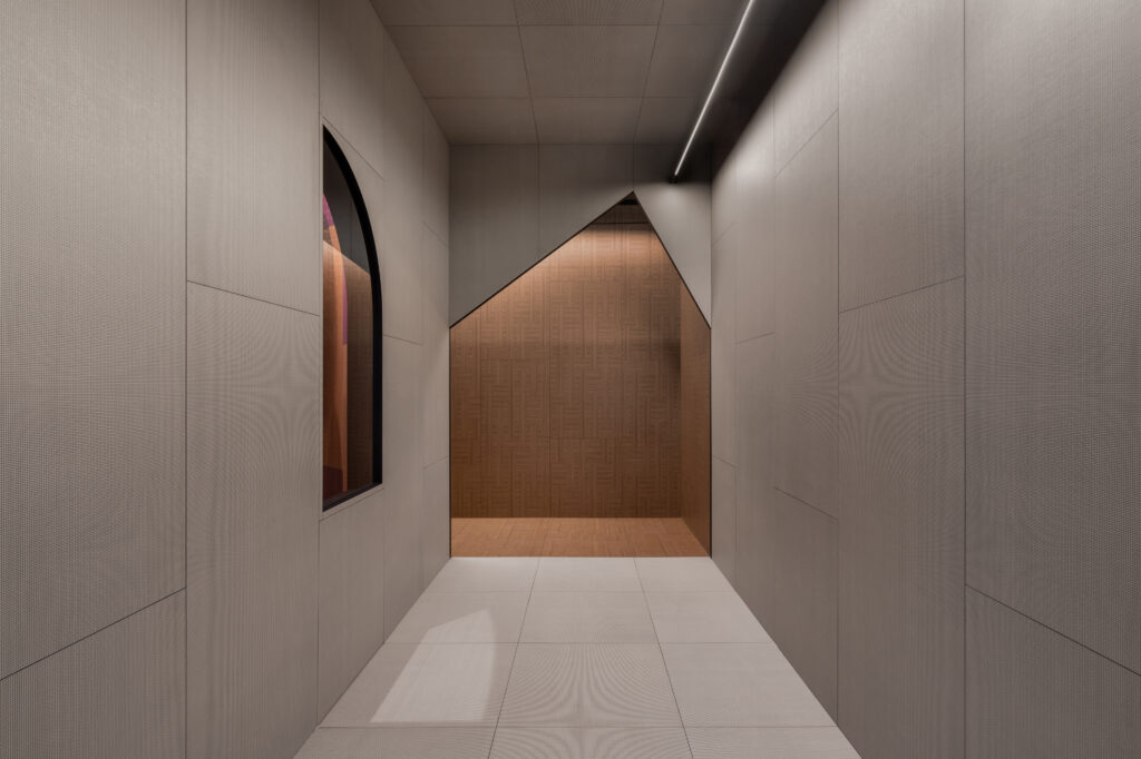 product Wandafwerking gang grijs en bruin decoratief plaatmateriaal