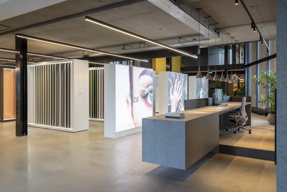 Showroom DecoLegno met zwevende balie