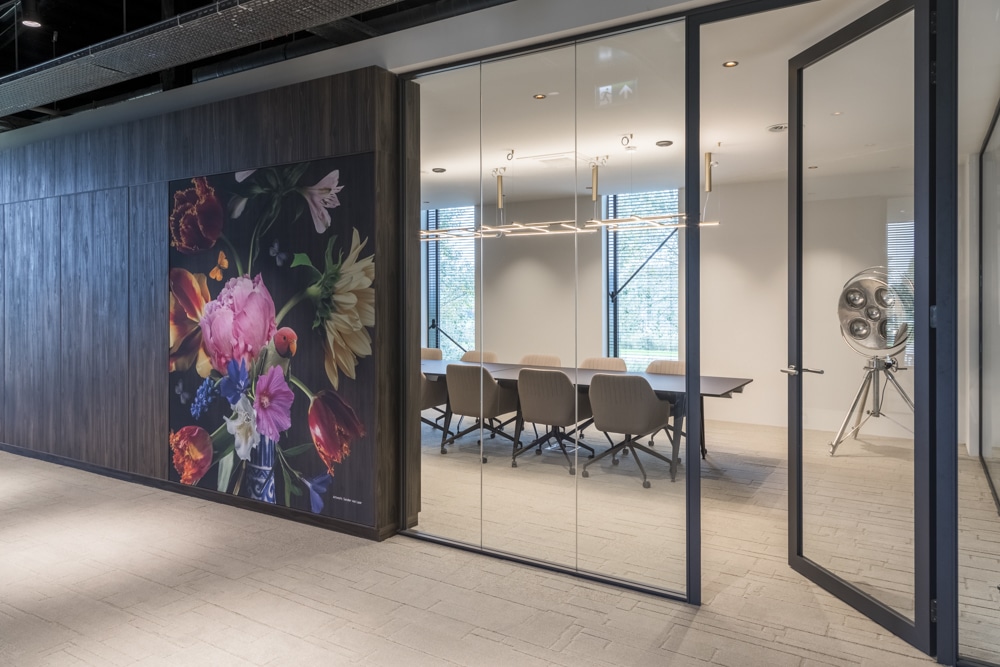 Stalen kozijn met bloemenschilderij