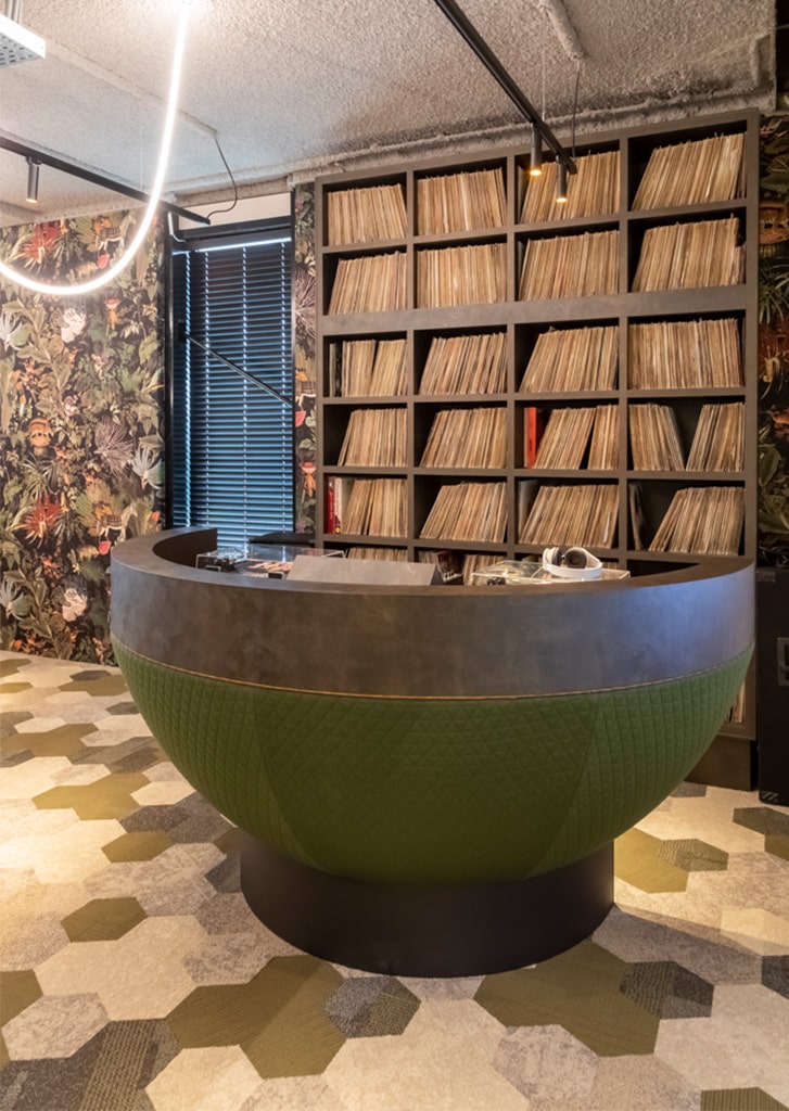 DJ booth in FB49 Ares met groene stoffen bekleding