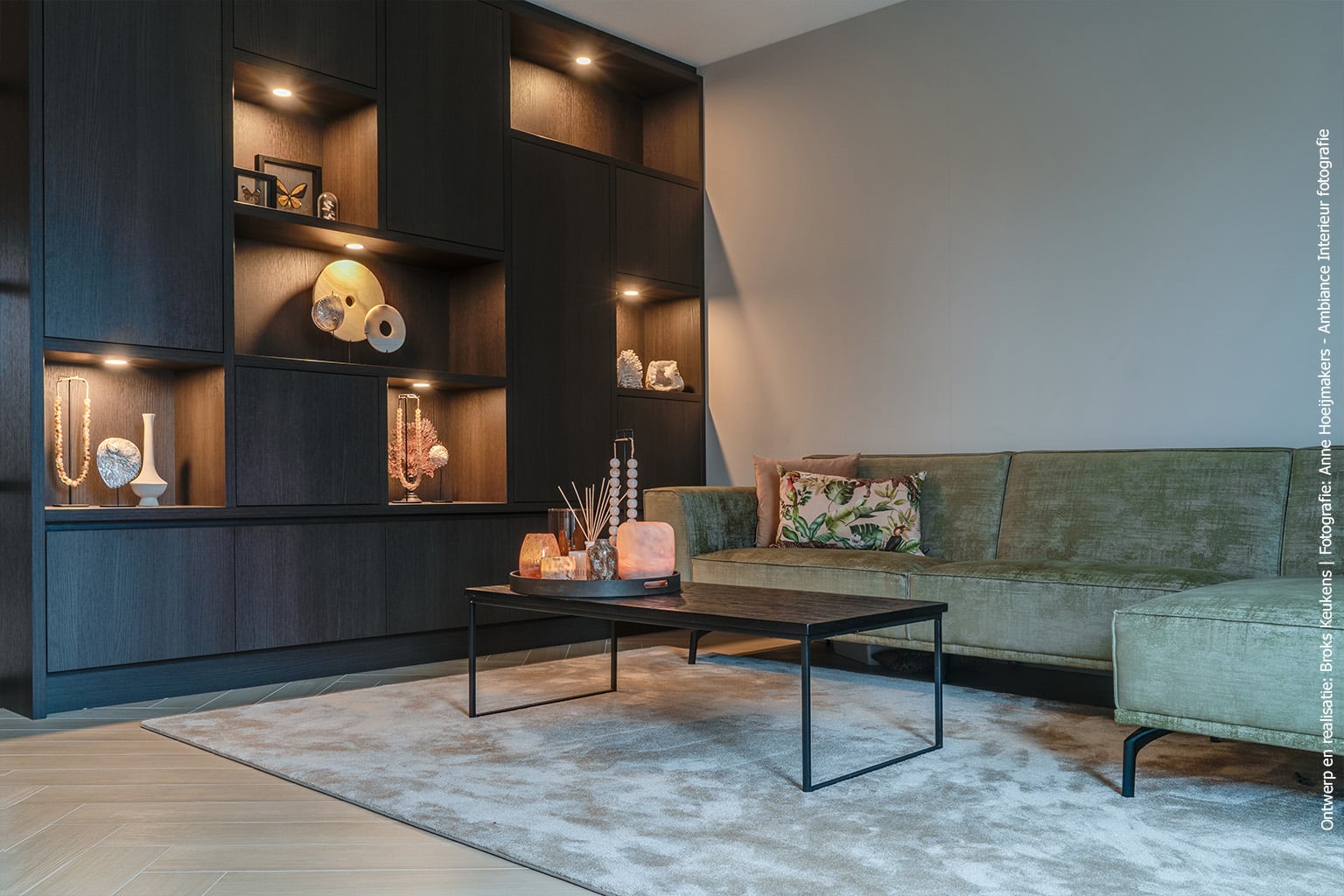 Maatwerk kast als eyecatcher in interieur met rijk donker houtdecor