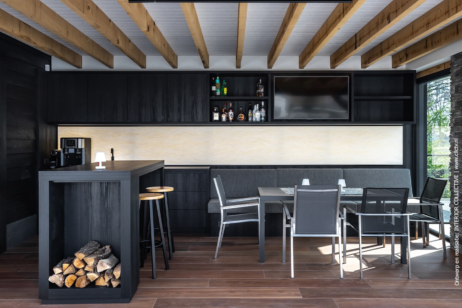 Modern poolhouse met donkere houtlook