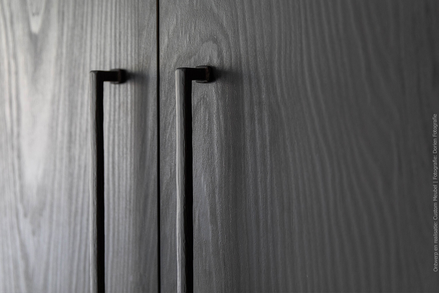Detail van een op maat gemaakte garderobekast in een zwart houtdecor, de U129 Yosemite van Cleaf