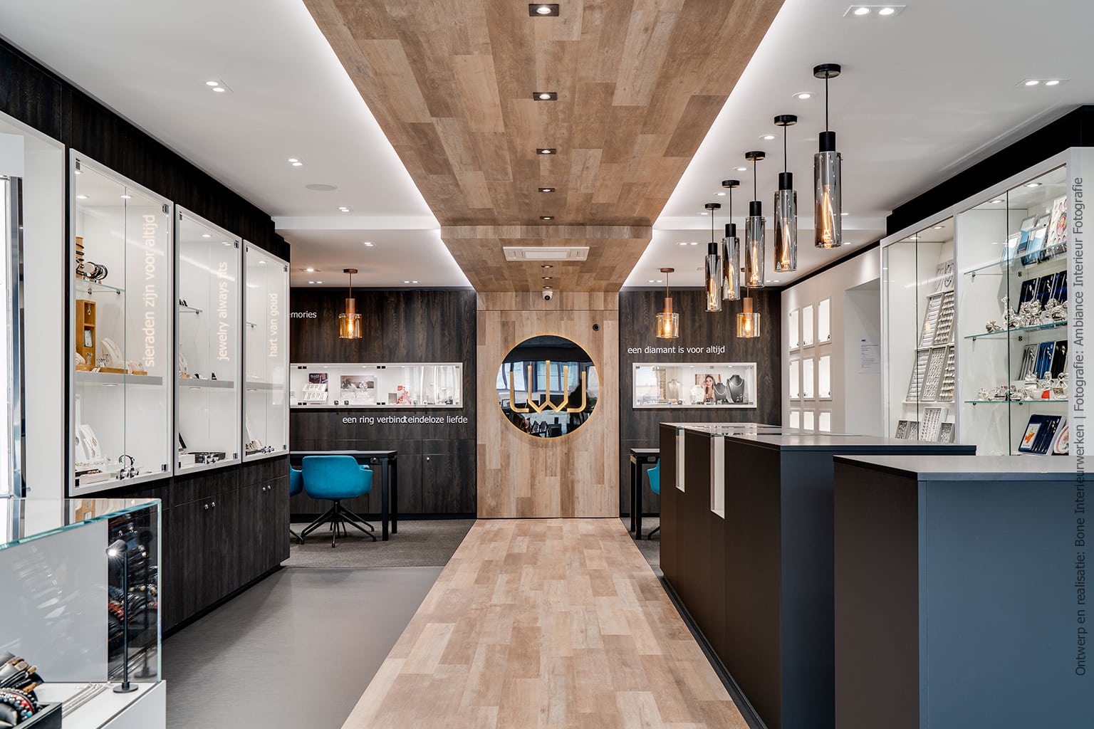 In deze verfijnde juwelier komen materialen tot leven: de witte kasten en wanden in B011 DECObasic vormen een rustige basis, terwijl de wandkasten in S171 Bruciato met hun verkoolde houtstructuur karakter toevoegen. De balie en tafelbladen in HM07 Piombo zorgen met hun zijdezachte, anti-vingerafdruk afwerking voor een elegante en praktische touch.