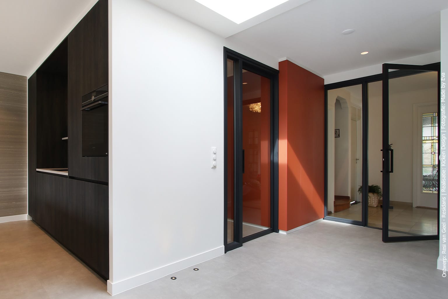 Speels effect in het interieur met oranje maatwerk