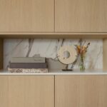 Maatwerk kastenwand met een open nis, geproduceerd in eht marmer decor in decoratief plaatmateriaal van Cleaf, de FB38 Talco