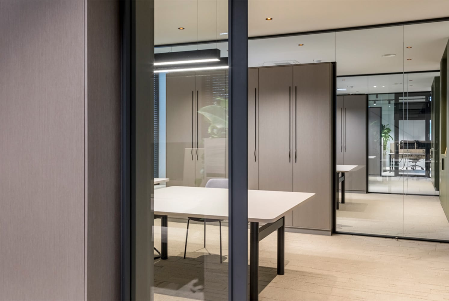 Kasten in FB64 Reflex met binnenwerk in LS41 Poro Noce