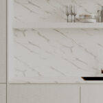 Keuken met werkblad licht marmer structuur, fronten wit linnen structuur