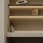 Render van een detailafbeelding van een inloopkast met planken uitgewerkt in twee decors van Cleaf: de witte LS63 Ceppo en de bruine FD33 Alpaca welke de illusie van natuurlijke textielvezels geeft