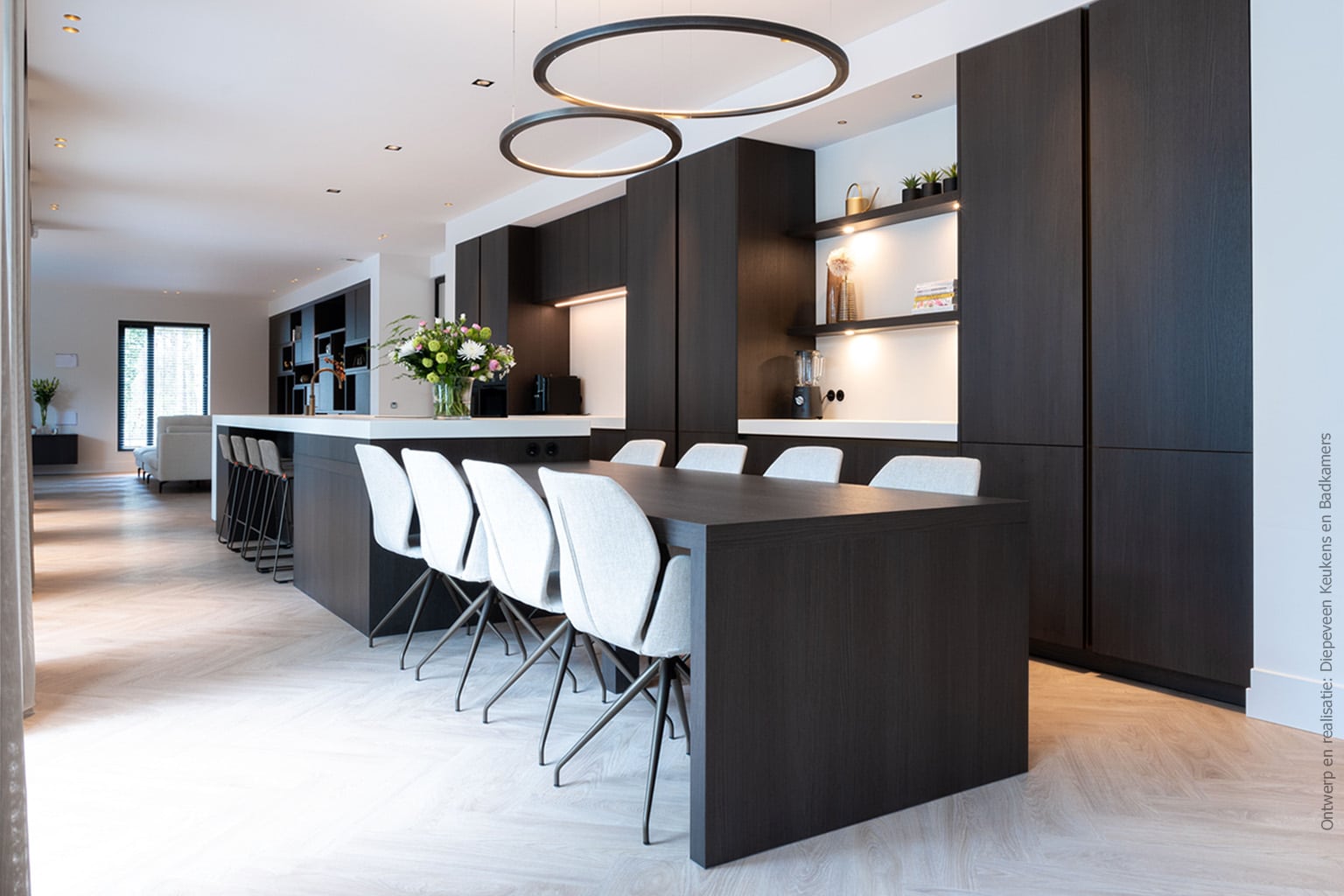 Elegante Donkere Keuken als Hart van het Huis