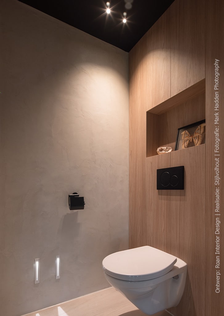 Toilet inspiratie: Badkamer met wandafwerking uitgewest in de S164 Fronda, welke een gebeitst iepenhout look heeft