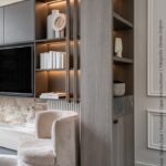 Een roomdivider in een woonkamer op maat gemaakt met decoratief plaatmateriaal in een vergrijsde houtlook, de S184 Quercia van Cleaf.