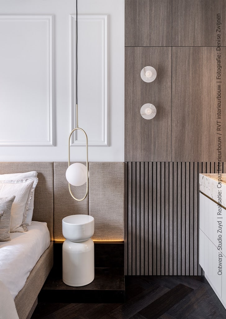 Een bed achterwand met diverse vlakken. Onder andere uitgevoerd in decoratief plaatmateriaal met een vergrijsde houtlook, de S184 Quercia van Cleaf.