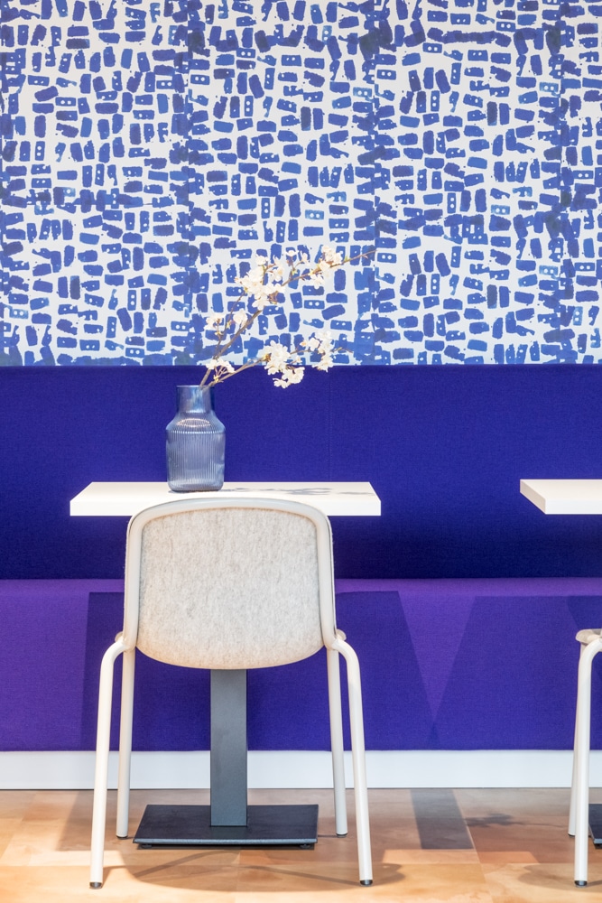 Blauwe bank met witte tafel