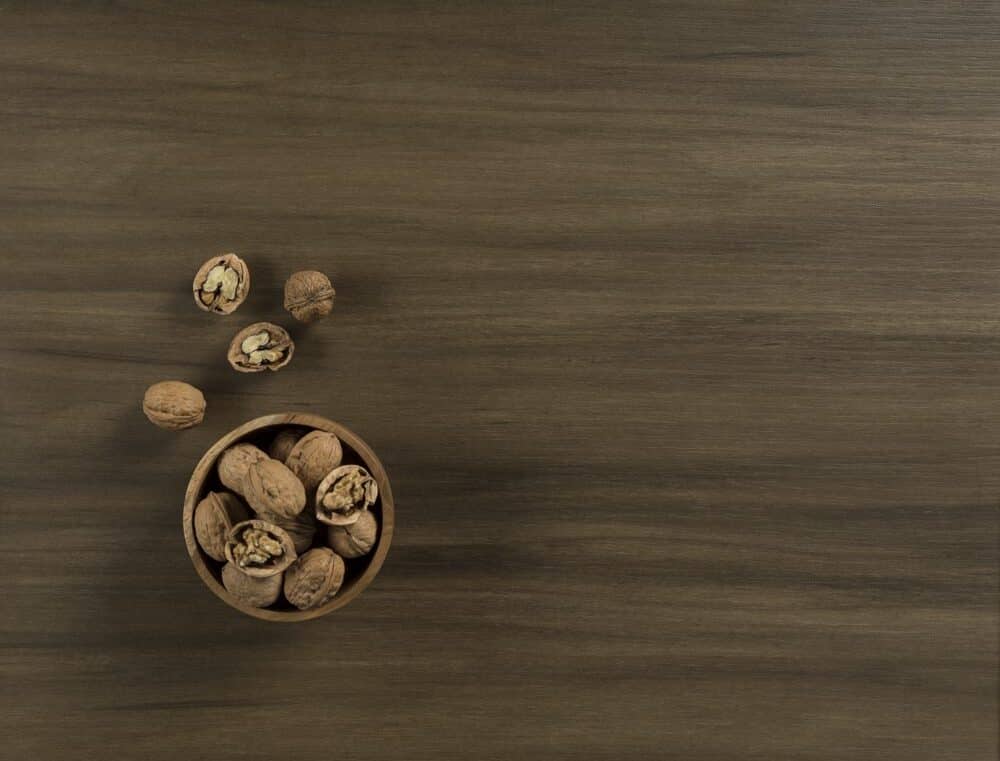 product Inspiratiebeeld warmbruin decoratief plaatmateriaal, met kommetje walnoten