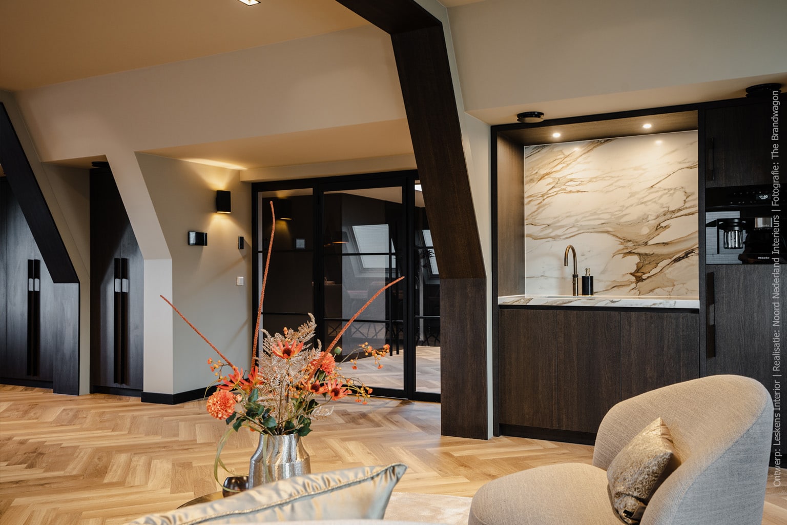 Warme Houtlook Creëert stijlvol Maatwerk in Kantoorruimte