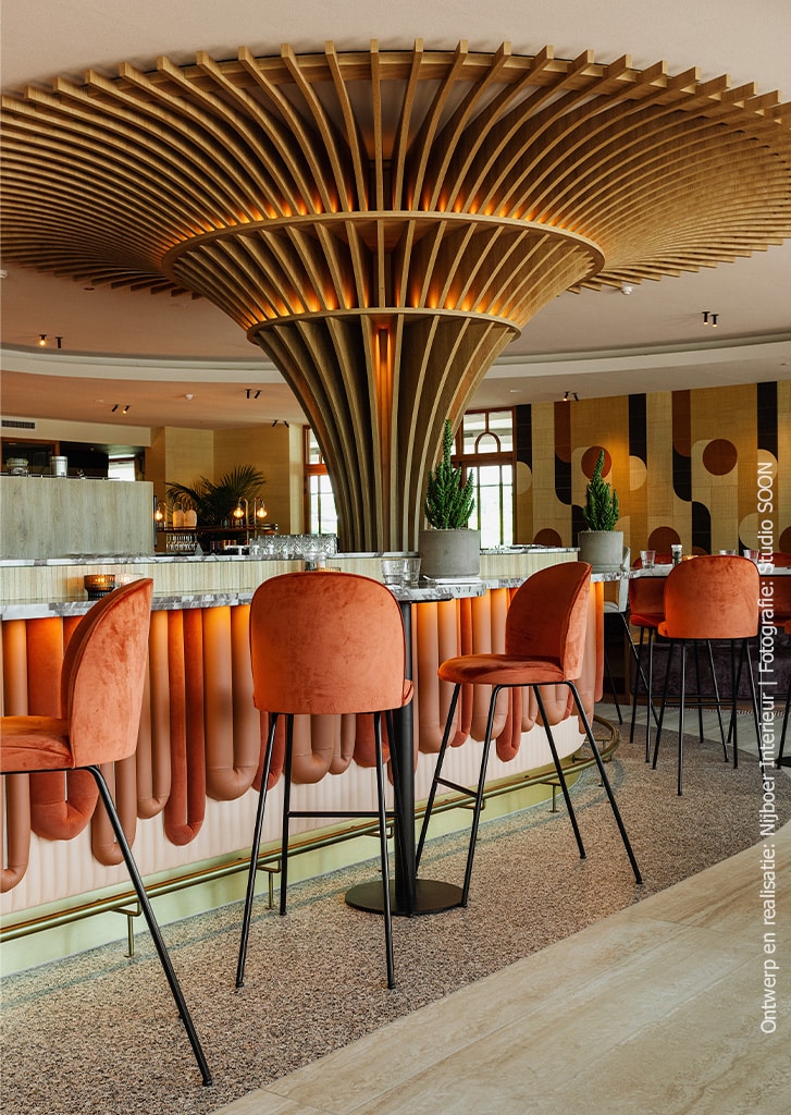 In een sfeervol restaurant van het Van Der Valk Hotel Eindhoven, zijn speelse ornamenten te zien die uitwaaieren op het plafond. Deze zijn gerealiseerd met decoratief plaatmateriaal met een blonde eikenhout structuur, de S128 Pembroke van Cleaf.