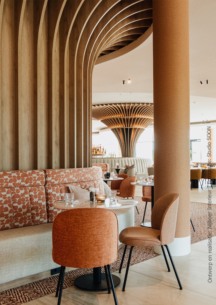 In een sfeervol restaurant van het Van Der Valk Hotel Eindhoven, zijn speelse ornamenten te zien die uitwaaieren op het plafond. Deze zijn gerealiseerd met decoratief plaatmateriaal met een blonde eikenhout structuur, de S128 Pembroke van Cleaf.