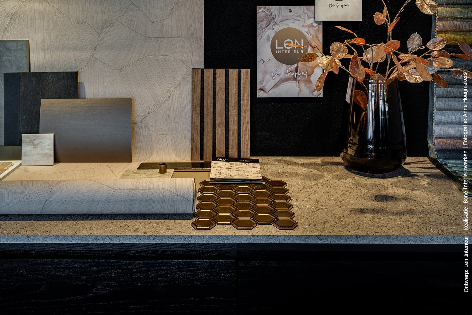 De materialentafel is uitgevoerd in FC69 Concreta met de uitstraling van terrazzo. 