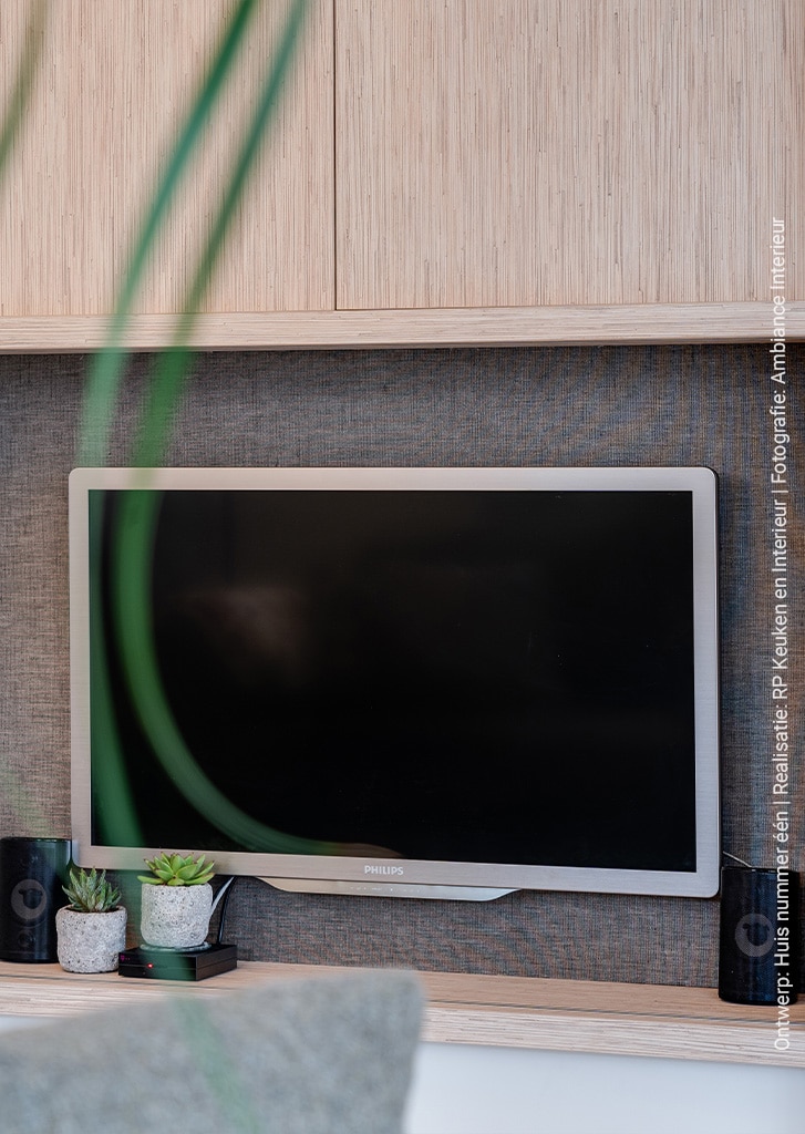 Wandkast met schuifdeur uitgewerkt in er LK09 Matrix van Cleaf, met een bamboedecor, in lamellen met nis en tv