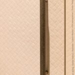 Detailfoto van decoratief plaatmateriaal FB45 Mosaico van Cleaf, welke het effect van gevlochten leer in een zachte champagne kleur geeft.